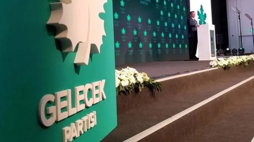 SOSYAL MEDYADAN AÇIKLAMA: "ERDOĞAN DÜŞMANLIĞINA HAİZ MUHALEFET"
Hakan Tokaç, sosyal medya üzerinden yaptığı açıklamada, partisinin Mansur Yavaş'ı destekleme kararı almasının ardından istifa ettiğini duyurdu. Tokaç, "Partinin salt Erdoğan düşmanlığına haiz muhalefet dar bir kadronun kontrolünde olduğunu üzülerek görmüş ve yaşamış bulunmaktayım" ifadelerini kullandı.
