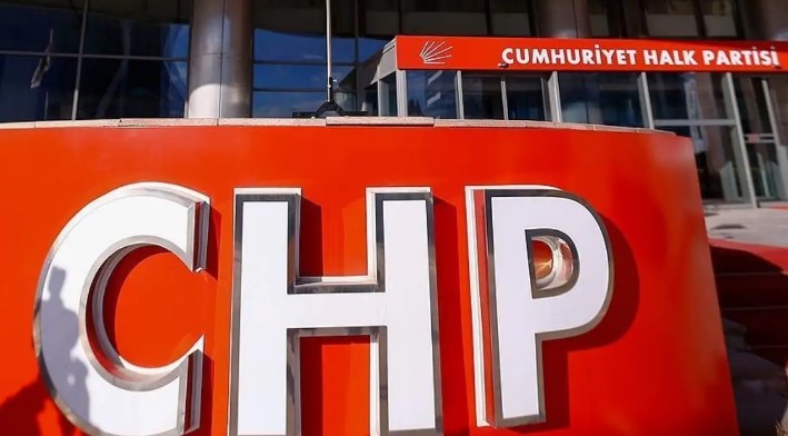 SEÇİM ÇALIŞMALARI DEVAM EDECEK Mİ?
Kemal Aslan'ın adaylıktan çekilmesi sonrasında, CHP Belediye Başkan Adayı Semih Dere'nin nasıl bir yol haritası izleyeceği ise henüz netlik kazanmış değil. Ancak, SKM bürosunu açarak seçim çalışmalarına başlayan CHP'nin, yeni adayı Semih Dere ile seçim sürecini sürdürmesi bekleniyor.
