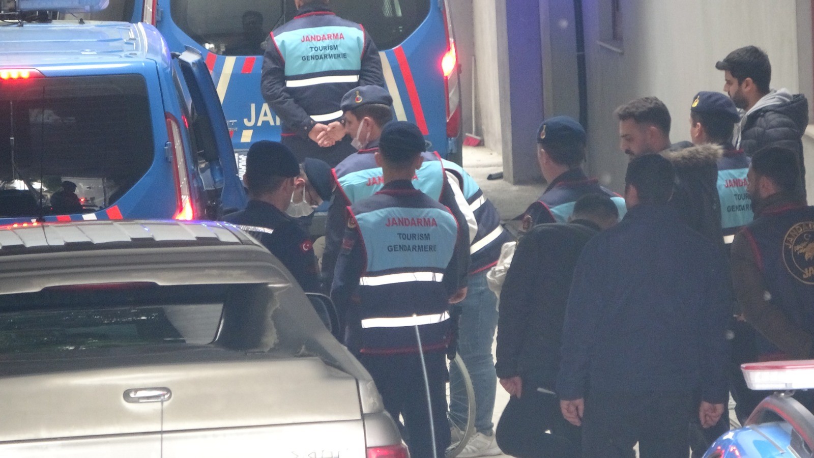 SALDIRI ANI VE GELİŞMELER
Manavgat Cumhuriyet Başsavcılığı tarafından yapılan açıklamaya göre, Hüseyin Ergen'in evinin önündeki silahlı saldırıyla ilgili soruşturma kapsamında eylemde kullanılan araç tespit edilerek sürücü ve silahı kullanan şüpheli aynı gün gözaltına alındı. Yapılan incelemeler sonucunda zanlılar, sulh ceza hakimliğine sevk edildi ve "öldürmeye teşebbüs" suçundan tutuklandı.
