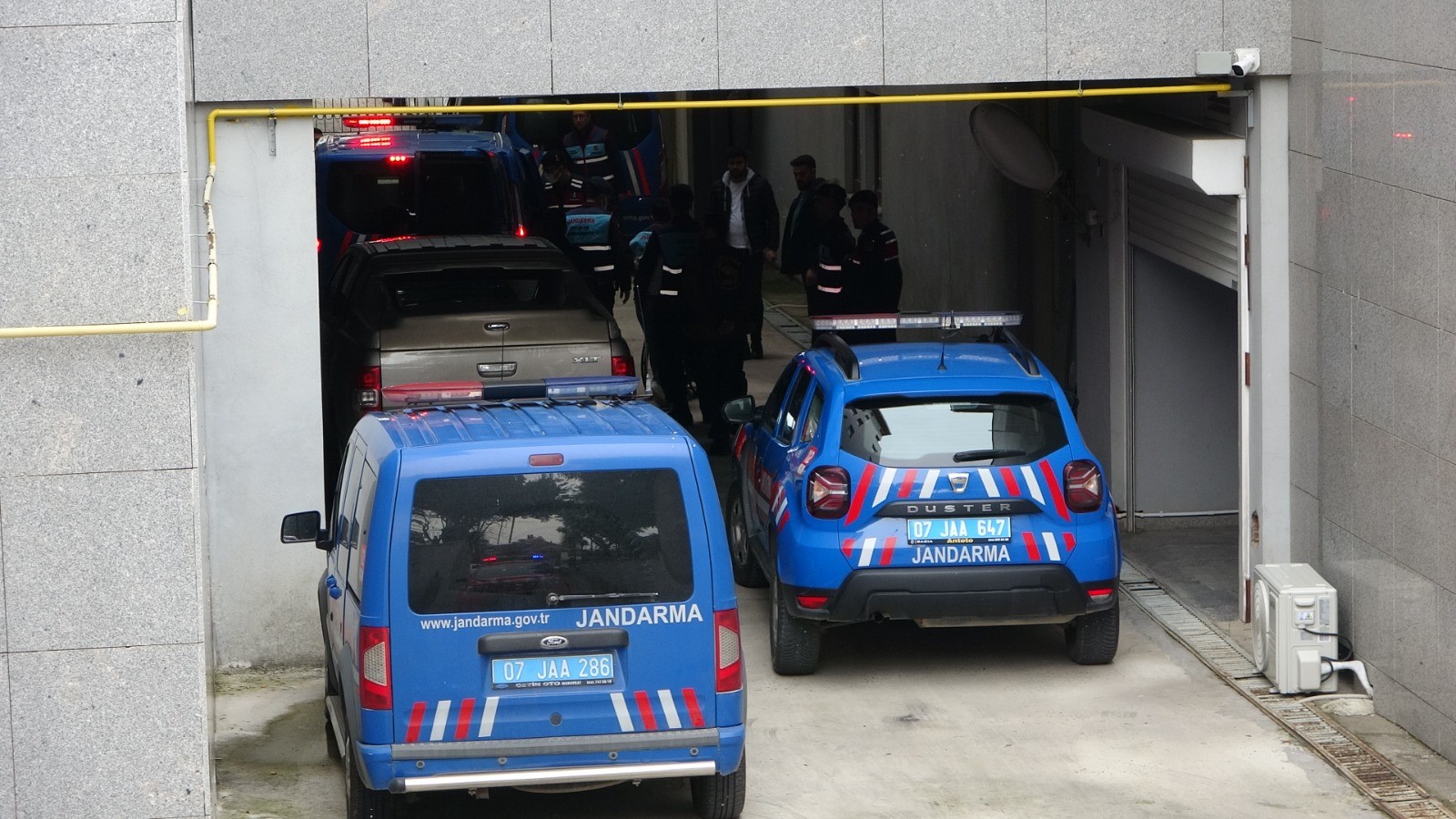 Antalya'nın Manavgat ilçesinde meydana gelen silahlı saldırıda yaralanan İYİ Parti eski Manavgat İlçe Başkanı Hüseyin Ergen'e yapılan saldırının planlayıcısı ve azmettiricisi oldukları iddiasıyla gözaltına alınan 4 zanlı tutuklandı. İYİ Parti Genel İdare Kurulu (GİK) Üyesi A.K'nin eşi Y.K'nin de aralarında bulunduğu zanlılar, Manavgat Cumhuriyet Başsavcılığı tarafından "öldürmeye teşebbüs" suçundan tutuklandı.