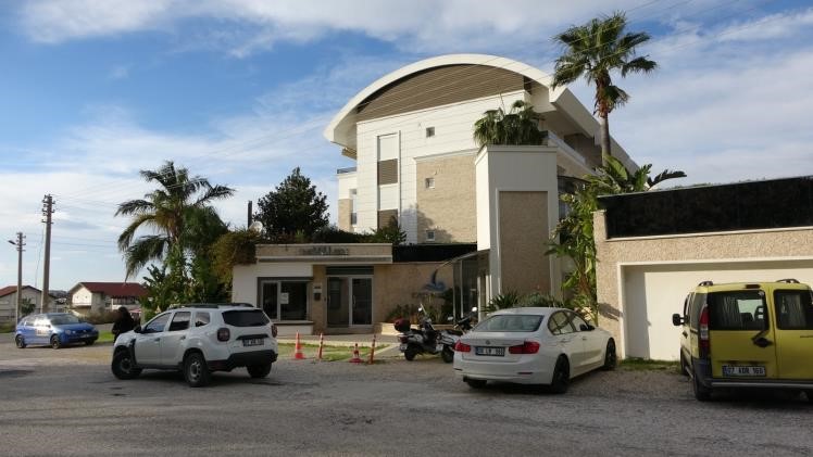 ORGANİZATÖRLER VE AZMETTİREN BELİRLENDİ
Açıklamada, zanlıların ifadeleri doğrultusunda olayın organizatörlerinin A.Ç, Y.A. ve F.E.D. olduğu, azmettirenin ise Y.K. olduğu tespit edildiği belirtildi. Tutuklanan 4 şüpheli, savcılık ifadelerinin ardından sulh ceza hakimliği tarafından tutuklanmıştır. Soruşturma ise tüm yönleriyle ve titizlikle devam etmektedir.
