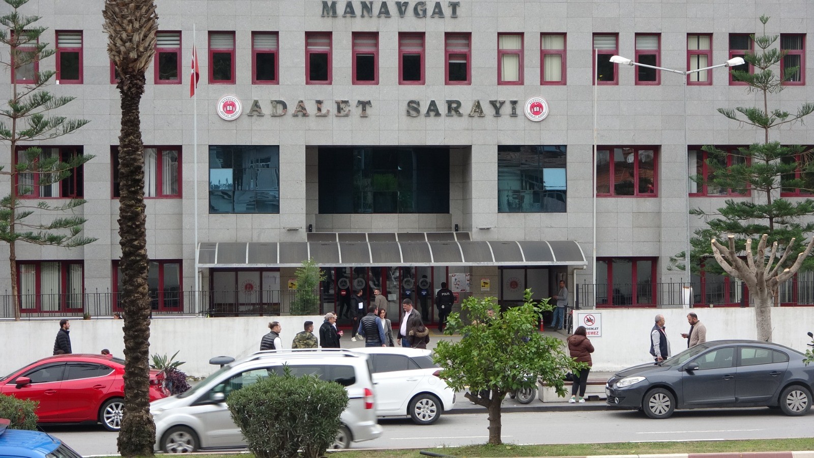 İYİ PARTİ GİK ÜYESİNİN EŞİ DE TUTUKLANDI
Bu olayla ilgili dikkat çeken bir diğer detay ise saldırıyı azmettirdiği iddiasıyla tutuklanan Y.K'nin, İYİ Parti GİK Üyesi A.K'nin eşi olmasıdır. Bu durum, olayın siyasi bir bağlamda gerçekleşmiş olabileceği ihtimalini güçlendirmektedir.
