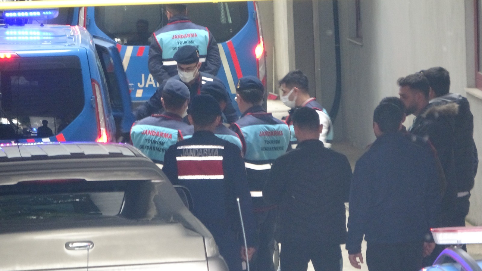 ESKİ İLÇE BAŞKANI ERGEN'E YAPILAN SALDIRI
31 Ocak'ta Side Mahallesi'ndeki evinin önünde silahlı saldırıya uğrayan eski ilçe başkanı Hüseyin Ergen, ayağından yaralanmıştı. Gözaltına alınan 6 şüpheliden 2'si 10 Şubat'ta tutuklanmıştı.
Antalya'nın Manavgat ilçesinde yaşanan bu olay, siyasi bir saldırının ötesinde derinlemesine incelenmekte ve soruşturma süreci büyük bir titizlikle sürdürülmektedir.

HABER: AA / FOTOĞRAFLAR: İHA