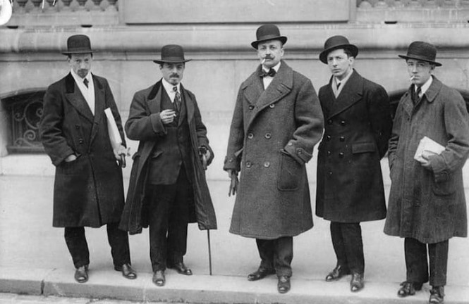 İtalyan fütüristler Luigi Russolo, Carlo Carrà, Filippo Tommaso Marinetti, Umberto Boccioni ve Gino Severini “Le Figaro”nun önünde, Paris, 9 Şubat 1912