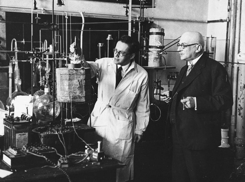 Ladislaus Farkas, Kaiser Wilhelm Fizikokimya Enstitüsü’nde Prof. Fritz Haber ‘in laboratuvarında çalışıyor (Kaynak: Amerika Birleşik Devletleri Holokost Anı Müzesi)