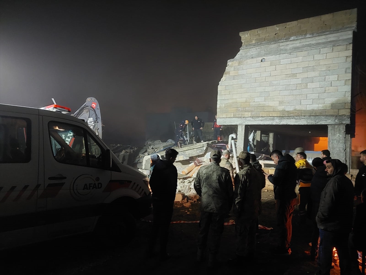 Urfa'da Bir Ev Çöktü 2 Ölü, 8 Yaralı