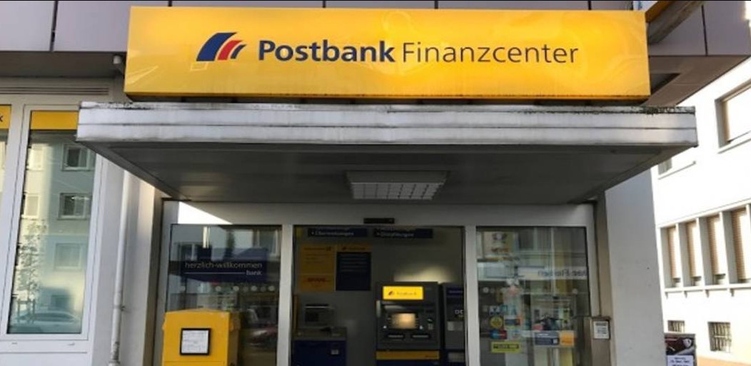 Postbank, önümüzdeki yıl sonuna kadar iş ortaklarıyla ilgili alınan radikal bir kararla şube ağını daraltmayı planlıyor.Postbank müşterileri, beklenmedik bir dönüşümle karşı karşıya. Başlangıçta sadece 250 şubenin kapatılacağı düşünülürken, şimdi ise müşteriler, yaklaşık 1.800 şubenin kapatılacağına hazırlıklı olmalılar.