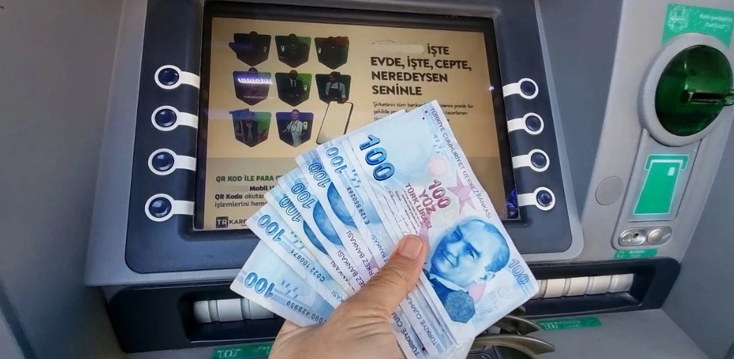 Postbank sözcüsü, bankanın, müşterilerin bankacılık işlemlerini internet üzerinden gerçekleştirme ve nakitsiz ödeme oranının artması sebebiyle ortak mağaza sayısını azaltma kararı aldığını açıkladı.