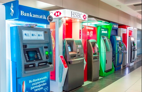 Bankaların İflas Tehlikesi: Müşteriler Paralarını Çekmek İçin Bankalara Koşuyor