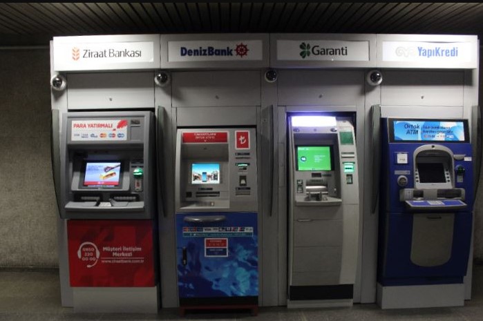 Bankaların İflas Tehlikesi: Müşteriler Paralarını Çekmek İçin Bankalara Koşuyor