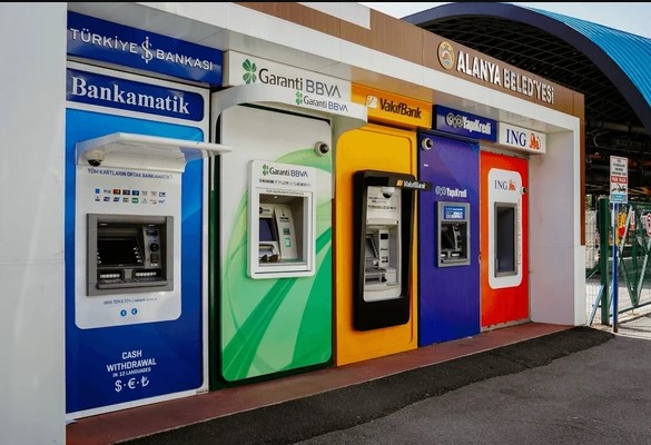 Bankaların İflas Tehlikesi: Müşteriler Paralarını Çekmek İçin Bankalara Koşuyor