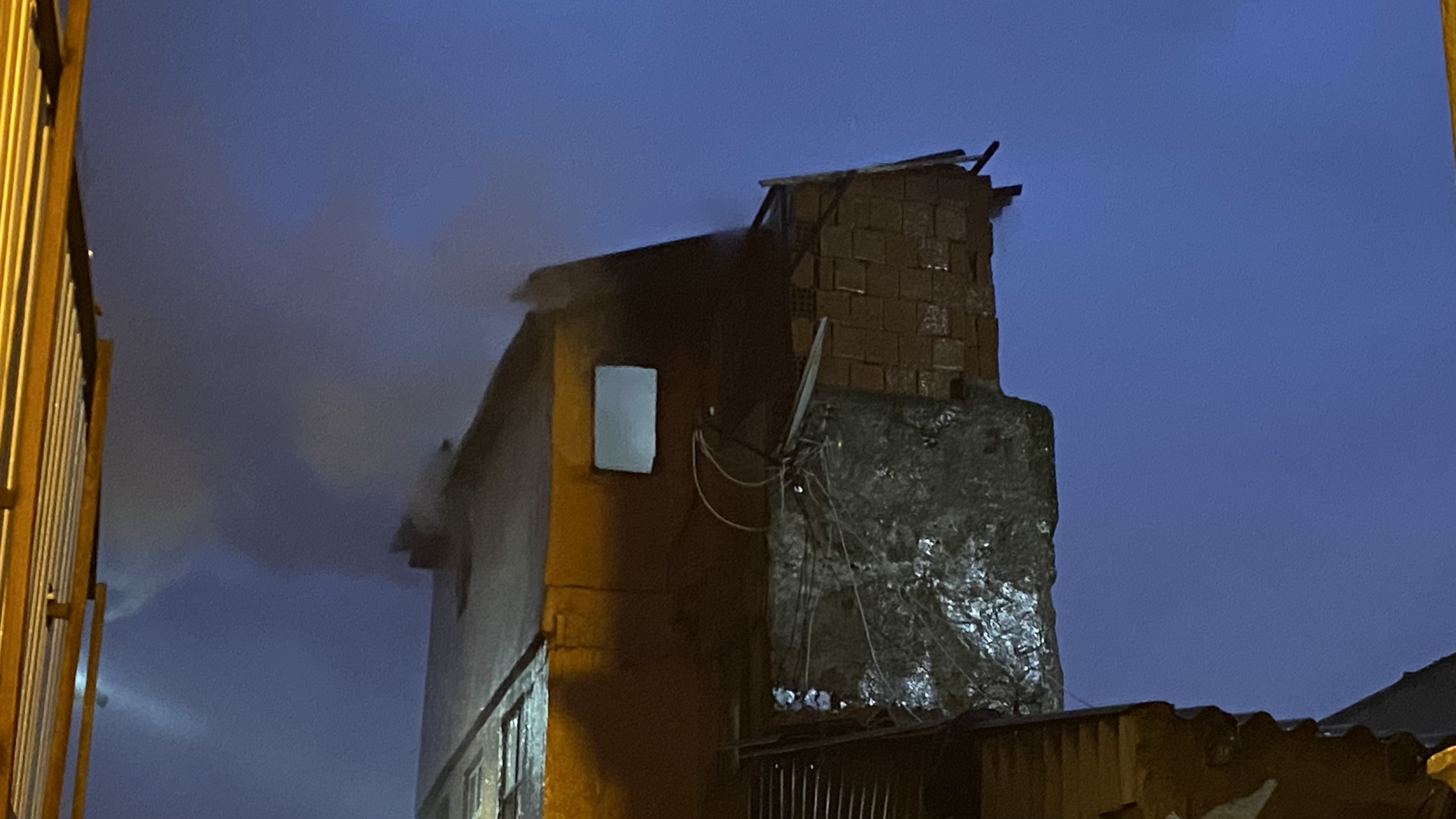 Beyoğlu'nda 3 Katlı Bina Alev Alev Yandı! (1)