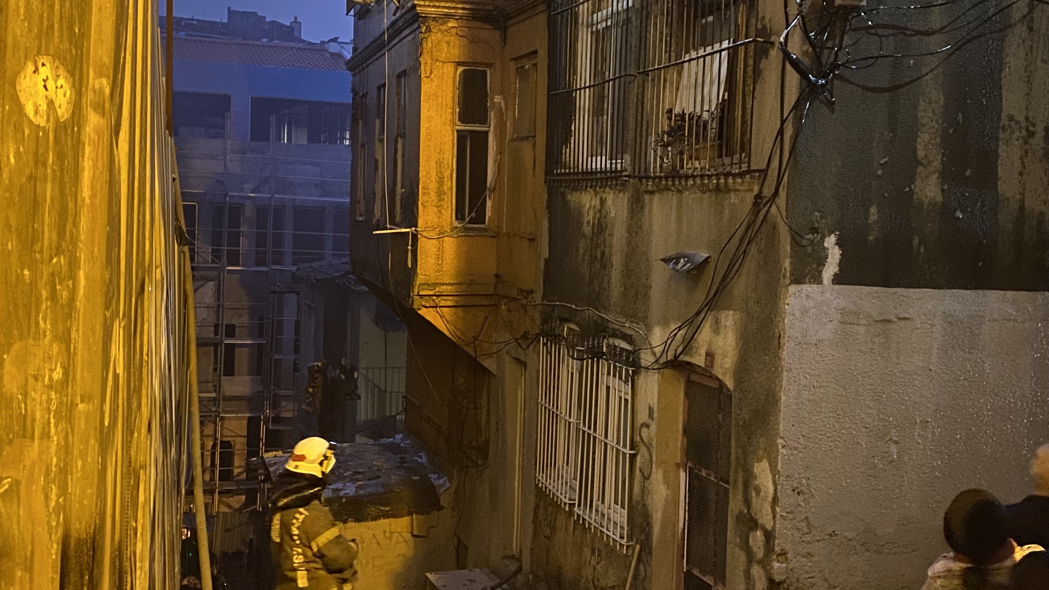 Beyoğlu'nda 3 Katlı Bina Alev Alev Yandı! (2)