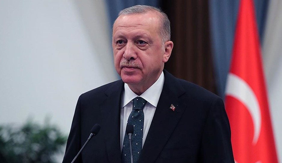 Sağlık konusuna da değinen Saraç, Cumhurbaşkanı Erdoğan’ın sağlık durumu hakkında endişe verici bir açıklama yaptı. Nisan ve Mayıs aylarında Cumhurbaşkanı’nın sağlık sorunları yaşayabileceğini belirten Saraç, eğer planlanmış bir operasyon varsa ertelenmesi gerektiğini tavsiye etti. Bu sürecin uzun bir iyileşme süreci gerektirebileceğine dikkat çekti ve Erdoğan’ın bu dönemi sağlıklı bir şekilde atlatmasını diledi.