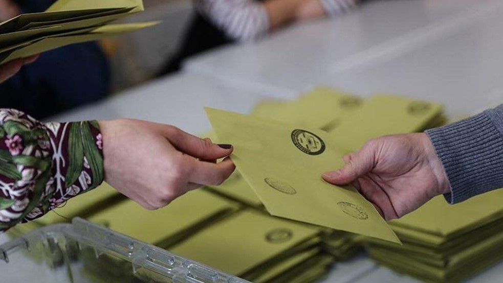 Saraç, sosyal medya hesabı üzerinden yaptığı paylaşımlarla 31 Mart seçimleri hakkındaki öngörülerini kamuoyu ile paylaştı. Saraç’a göre, AK Parti bu seçimlerde beklenmedik bir şekilde bazı önemli illeri kaybedecek.
