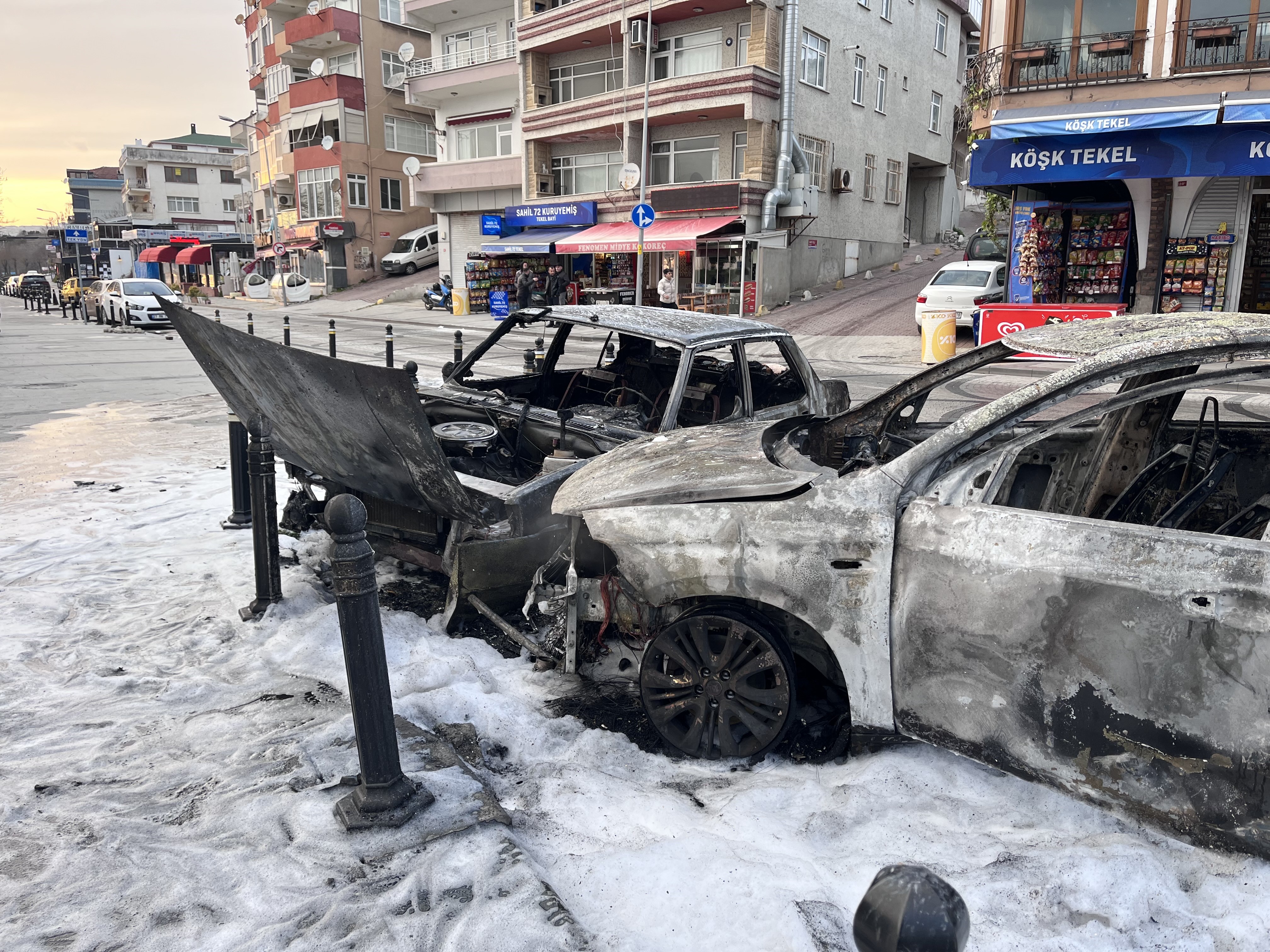 Yanan Taksi Park Halindeki Otomobile Çarptı: İki Araç Alev Topuna Döndü! 
