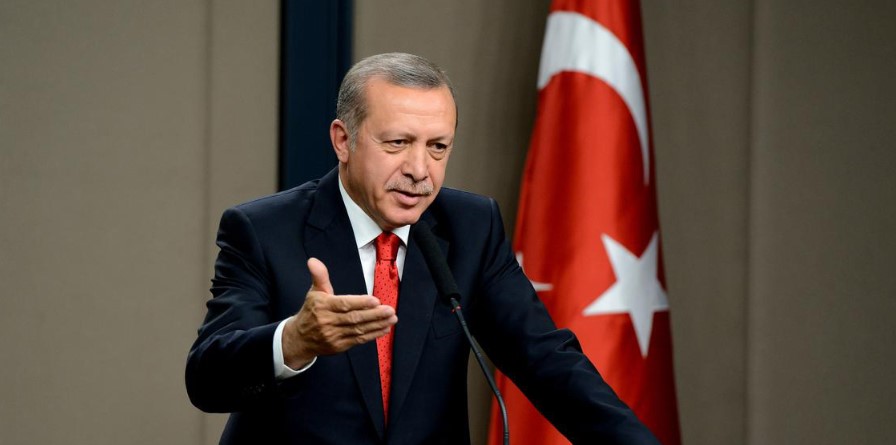 Kulislerde dolaşan iddialar ve beklentilerin aksine, Cumhurbaşkanı Erdoğan’ın ve AKP Grup Başkanvekili Akbaşoğlu’nun açıklamaları, emekli maaşlarına zam konusunda beklenen müjdeleri içermiyordu. Çalışma Yaşamı Uzmanı Prof. Dr. Aziz Çelik, sosyal medya hesabından yaptığı paylaşımda, emeklilere yönelik zam beklentilerinin boşa çıktığını belirtti.