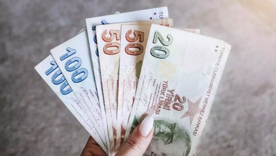 Ankara ve İstanbul mitinglerinde “emekliye zam açıklanacak” söylentilerinin gerçeği yansıtmadığını vurguladı. Çelik, seçim öncesi emeklilere dair herhangi bir adımın teknik olarak mümkün olmadığını ifade etti ve seçim sonrası vaatlerin söz konusu olabileceğini belirtti.