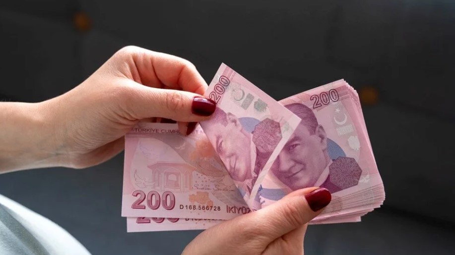 Emekliler ve memurlar her yıl Ocak ve Temmuz aylarında olmak üzere yılda iki kez zam alıyor. Bu nedenle, 6 aylık enflasyon rakamlarının netleşmesiyle birlikte memur, memur emeklileri, SGK ve Bağ-Kur emeklilerinin maaş zam oranları belirleniyor.