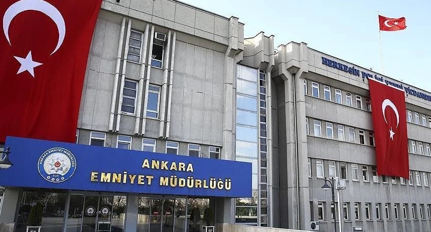 İstifasının ardından, bu isim bilişim sektöründe ailesinin sahip olduğu bir firmada çalışmaya başladı. Yakın zamanda yaşanması beklenen bir süreç öncesinde, yanında birçok sırrı da götürdüğü iddia ediliyor. Bu durum, emniyet teşkilatında yaşanan değişim dalgasının ardından ortaya çıkan birçok sorunun sadece biri. Bu süreçte neler olacağını zaman gösterecek.

Ankara Emniyeti’nde Mali Suçlarla Mücadele Şube Müdürü olarak görev yapan Murat B., görevinden istifa etti. Murat B., Soylu döneminde önemli bir rol oynayan bir isimdi ve Ankara Emniyet Müdürü Servet Yılmaz’ın yakın çalışma arkadaşıydı.