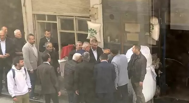 Antalya'nın Serik Belediye Başkanı ve Büyük Birlik Partisi (BBP) Başkan Adayı Enver Aputkan, seçim çalışmaları sırasında kızını haksız yere işten çıkardığını öne sürüp oy vermeyeceğini söyleyen Muhammet Büyükkaya’yı (70) tartaklayıp, yumruk attı.