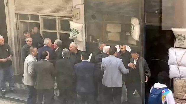 Serik Belediye Başkanı ve BBP Başkan Adayı Enver Aputkan, ilçenin Memduh Bey Caddesi'nde esnaf ziyareti yaptığı sırada emekli esnaf Muhammet Büyükkaya (70) ile karşılaştı.