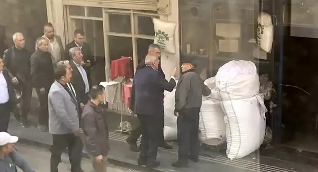 Büyükkaya, iddiaya göre kızını haksız yere işten çıkardığı gerekçesiyle Enver Aputkan'a oy vermeyeceğini söyleyerek tepki gösterdi.Bunun üzerine tartışma yaşandı. Çevredekiler araya girip, Enver Aputkan'ı sakinleştirmeye çalıştı. Ancak bu sırada Aputkan, Muhammet Büyükkaya'nın yüzüne yumruk atarak, tartakladı.