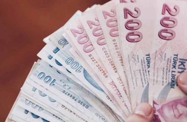 Emeklilerin maaş promosyonu alabilmek için öncelikle seçtikleri bankaya beyanname vermesi gerekiyor. SGK tarafından yapılan açıklamada, emekli aylığı alan vatandaşlara yönelik promosyon ödemelerinin, kamu bankalarında yaklaşık 2 katına çıkarıldığı ve 8 bin ila 12 bin lira arasında belirlendiği belirtildi.
