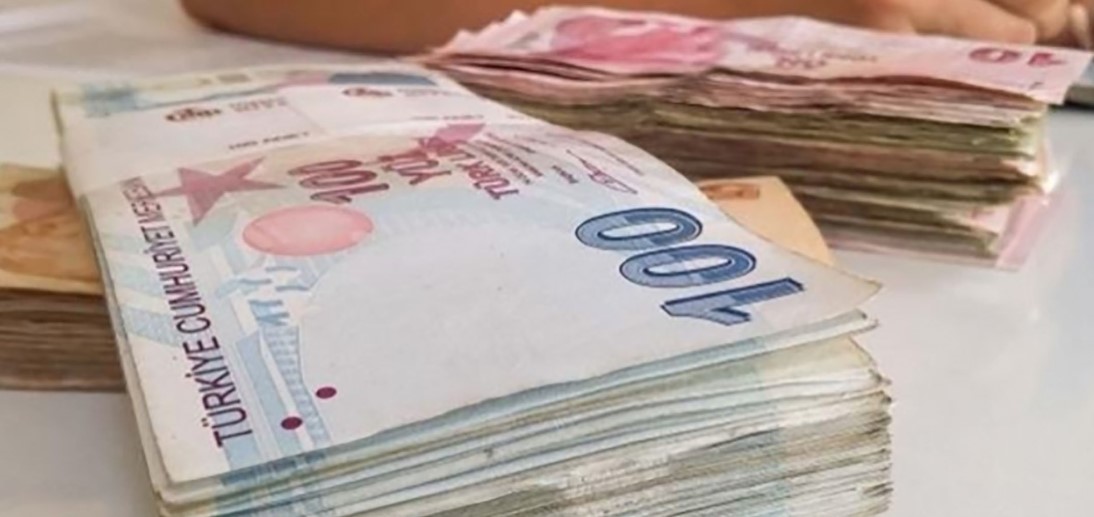 Kamu bankalarının emekliler için belirlediği promosyon tutarı netleşti. Başvurular devam ederken, ödemelerin 28 Mart Perşembe günü başlaması bekleniyor. Bankalar, emeklilere promosyon için 3 yıl taahhüt istiyor. Daha avantajlı bir teklif olması durumunda banka değişikliği yapmak mümkün.