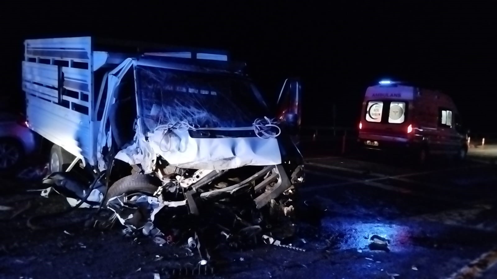  Edinilen bilgilere göre 34 CLR 391 plakalı otomobil ile 23 ADR 477 plakalı kamyonet kafa kafaya çarpıştı.