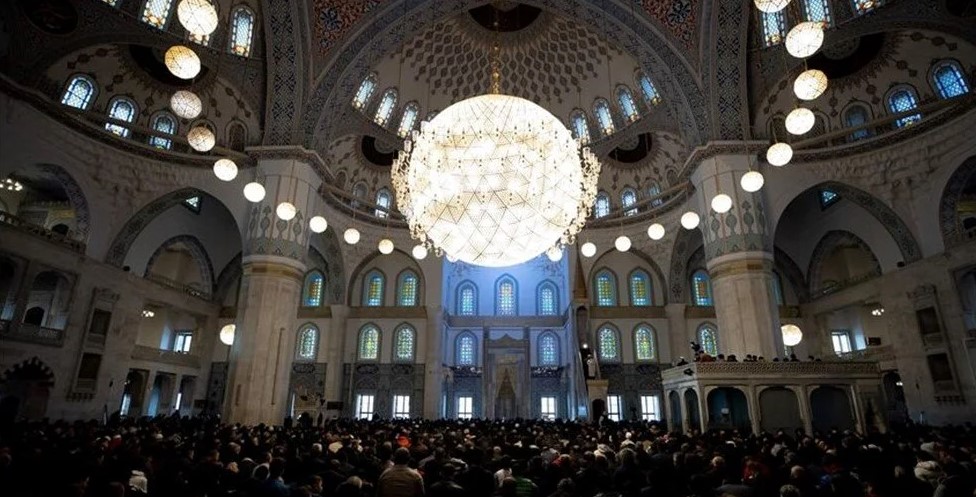 2024 Ramazan Bayramı tatili, 10 Nisan Çarşamba günü başlayacak ve 11 Nisan Perşembe ile 12 Nisan Cuma günlerini kapsayacak. Ardından hafta sonuna denk gelen 13 Nisan Cumartesi ve 14 Nisan Pazar günleri de tatil süresine dâhil olacak.
