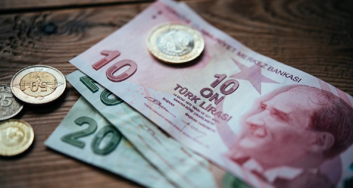 Çalışma ve Sosyal Güvenlik Bakanı Vedat Işıkhan, SSK ve Bağ-Kur emeklilerine %49,25 oranında zam yapılacağını belirtti ve bu sayede SSK ve Bağ-Kur emekli zamlarının memur emeklileriyle eşitleneceğini duyurdu.