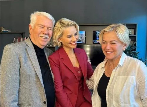 Ancak dikkat çeken nokta, Esra Erol'un annesi Necla Kaymakçı'nın fotoğraftaki görünümü oldu. Görenler, Erol'un annesiyle olan benzerliğine şaşırmaktan kendilerini alamadılar.