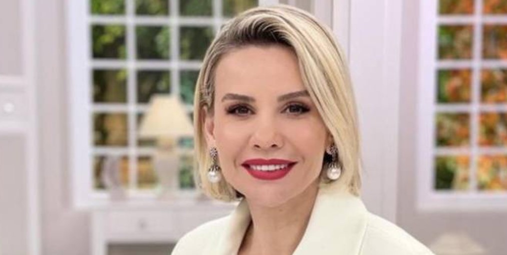 Anne ve babasıyla birlikte çektirdiği bir fotoğrafı takipçileriyle paylaşan ünlü sunucu, altına "Aile çok kıymetli en güvenli kale, en sakin liman. Kıymetini bilin, sarılın, öpün nazlanın…" notunu düştü.