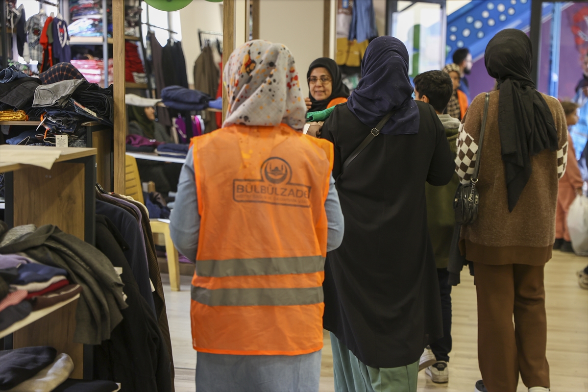 Gaziantep'te İhtiyaç Sahibi Çocuklara Kıyafet Yardımı Yapılıyor
