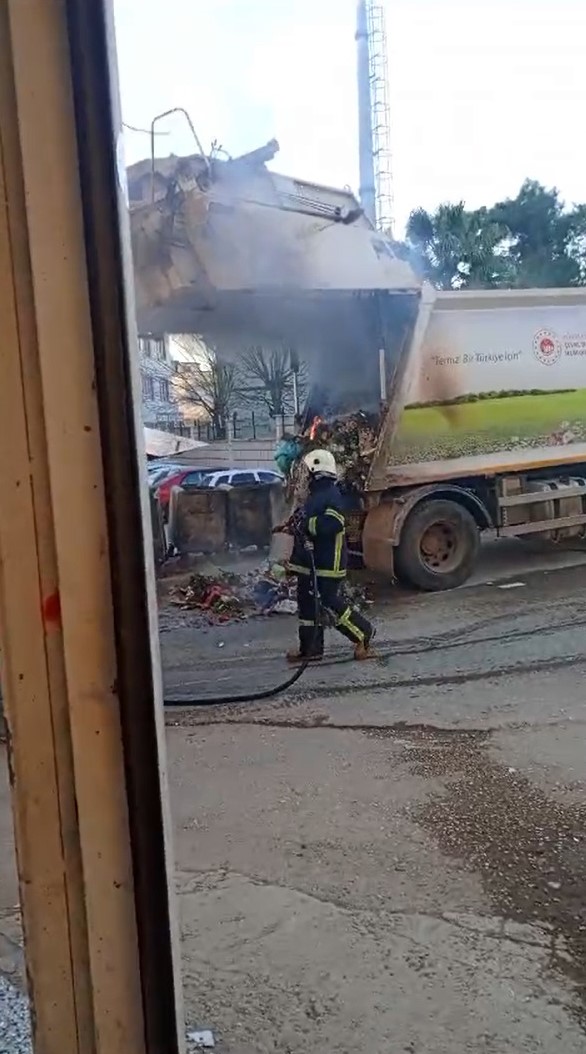 Gaziantep’te Feci Yangın! Park Halindeki Çöp Kamyonu Yandı