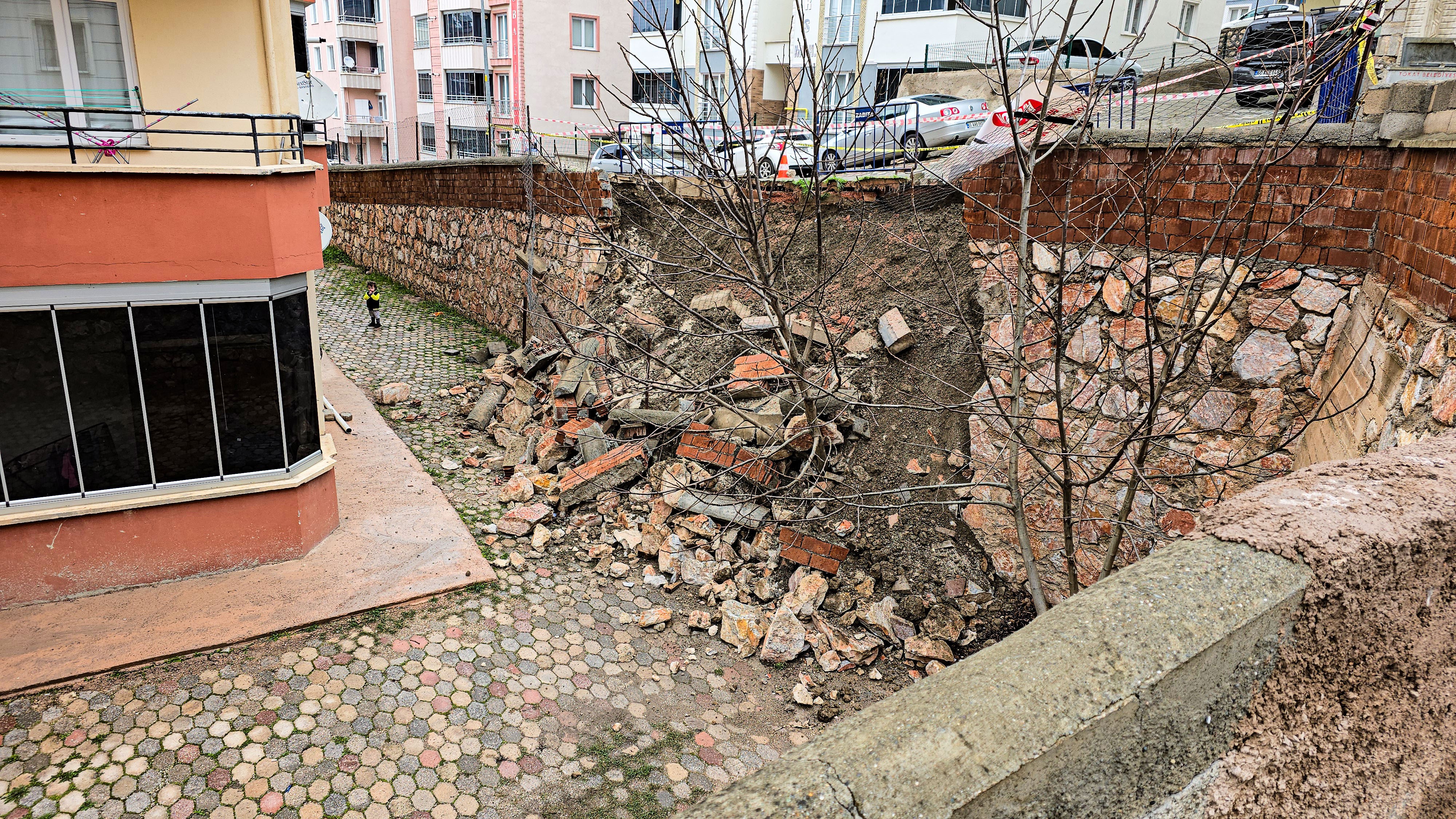 İstinat Duvarı Devrildi: Faciadan Dönüldü