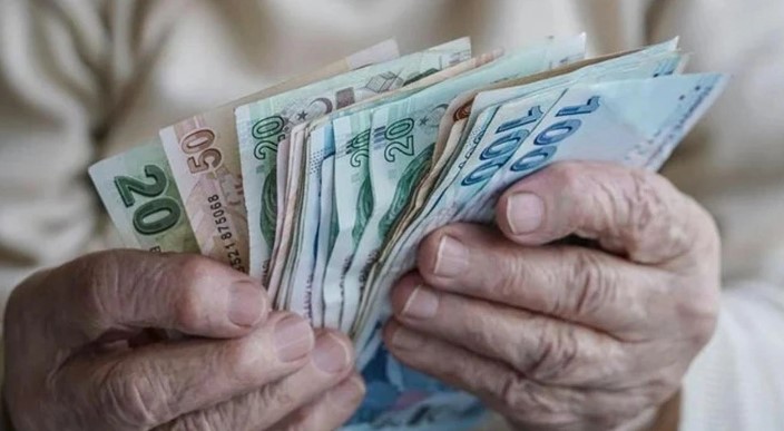 EMEKLİ MAAŞLARINDAKİ ADALETSİZLİĞİN FARKINDAYIZ
Erdoğan, "Seyyanen artışların emekli maaşları arasında yol açtığı adaletsizliğin de farkındayız" ifadeleriyle, mevcut durumu değerlendirdi. Emeklilerin ekonomik ve sosyal durumunu gözetme sözü veren Cumhurbaşkanı, devletin ve milletin çalışanlarına hak ettikleri payı sağlamak adına çaba sarf edeceklerini dile getirdi.
