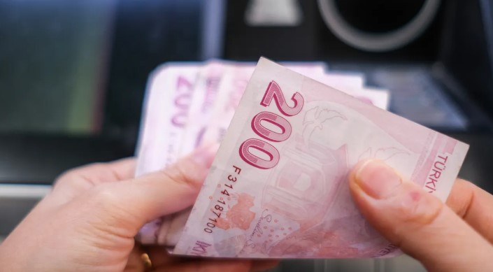 EMEKLİLER TEMMUZ'DA GÖZETİLEBİLİR, SEÇİMLERDE BELİRLEYİCİ OLABİLİR
Gazeteci Cem Küçük, Cumhurbaşkanı Erdoğan'ın açıklamalarını değerlendirerek, "Temmuz'da emekliler biraz daha gözetilebilir. Erdoğan'ın açıklamasında ben sanki bundan sonra Temmuz veya Ocak ayında emekliler haklı olarak yüksek para alacak diye bir şey anladım" dedi. Küçük, bu durumun seçim sonuçlarını etkileyebileceğini ifade etti.
