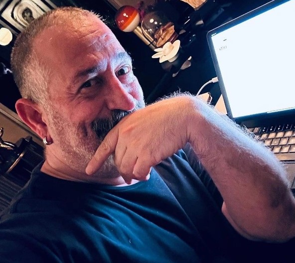 CEM YILMAZ'IN AŞK SERÜVENİ
Cem Yılmaz'ın aşk hayatı sıkça magazin gündeminde yer buluyor. 2012 yılında Ahu Yağtu ile evlenip kısa bir süre sonra ayrılan Yılmaz, daha sonra Serenay Sarıkaya ve Defne Samyeli ile ilişkileriyle adından söz ettirmişti. Şimdi ise Cem Yılmaz'ın kalbi, pilates eğitmeni Necla Karahalil ile atıyor.
