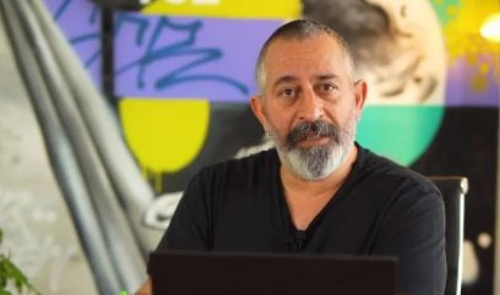 Ünlü komedyen Cem Yılmaz, Ramazan ayına girdiğimiz ilk sahur gecesinde yaptığı sosyal medya paylaşımıyla geniş bir tepki çekti. Yılmaz'ın kişisel Instagram hesabından paylaştığı rakı fotoğrafı, özellikle Ramazan ayının manevi atmosferine saygısızlık olarak değerlendirildi.