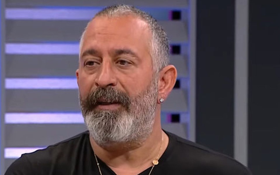 KULLANICILARDAN ELEŞTİRİ YAĞDI: "RESMEN SAYGISIZLIK"
Cem Yılmaz'ın paylaşımı, takipçileri arasında hızla yayılarak yoğun bir eleştiri yağmuruna dönüştü. Kullanıcılar, Yılmaz'ın bu paylaşımını "resmen saygısızlık", "kasıtlı bir paylaşım", "biraz saygı" gibi ifadelerle eleştirerek tepkilerini dile getirdi.
