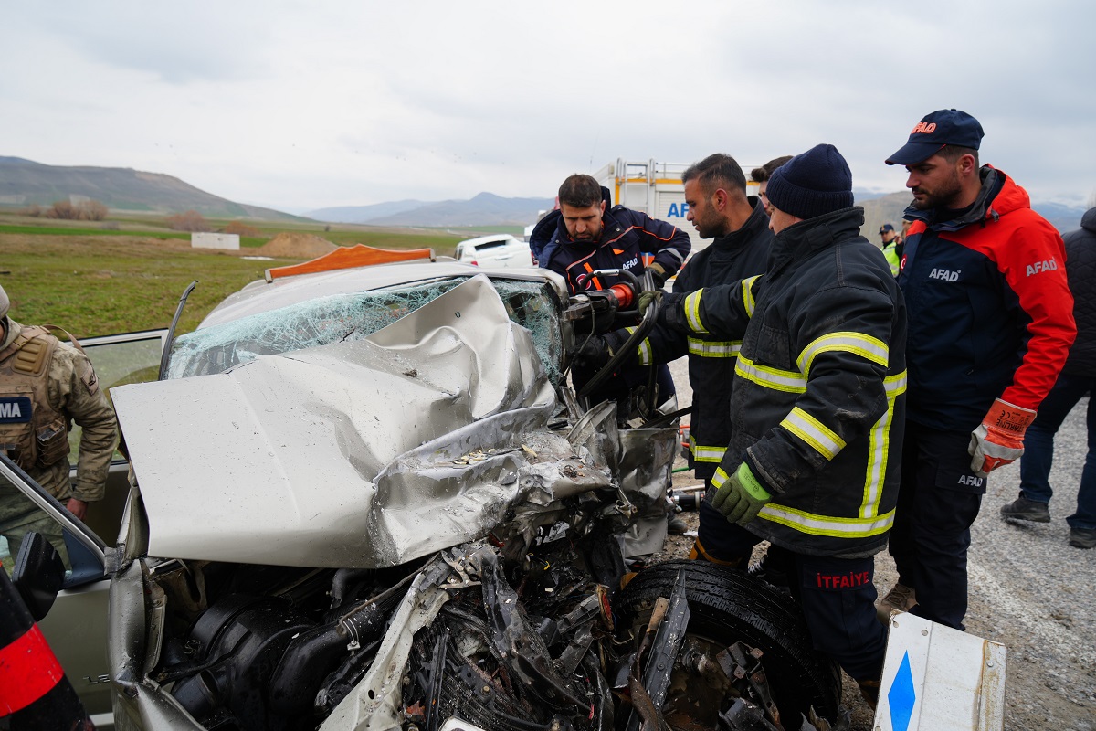 SORUŞTURMA BAŞLATILDI, YARALILAR HASTANEYE KALDIRILDI
AFAD ve itfaiye ekiplerince araçtan çıkarılan yaralılar, ambulanslarla Muş Devlet Hastanesine sevk edilirken, kazada hayatını kaybeden Sancaktutanoğlu'nun cenazesi savcının incelemesinin ardından hastane morguna kaldırıldı. Kazayla ilgili soruşturma başlatıldı. Trafik kazalarının önlenmesi için alınması gereken önlemler tekrar değerlendiriliyor.

KAYNAK: İHA