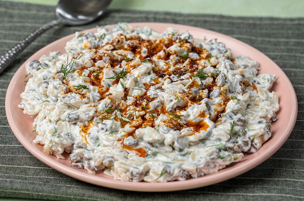 Yoğurtlu Yeşi̇l Merci̇mek Salatasi