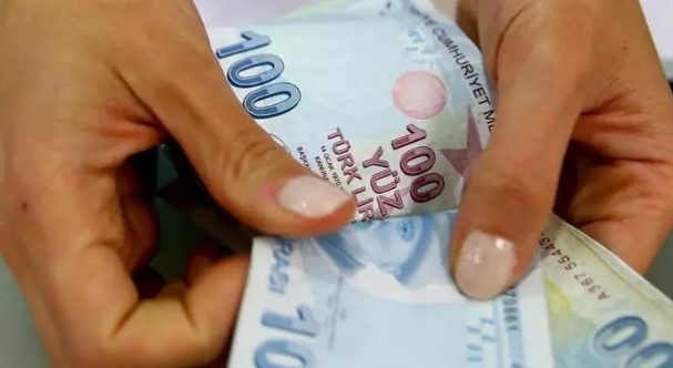 BAYRAM İKRAMİYESİNE DUL VE YETİM AYLIĞI ALANLAR DA HAK KAZANIYOR
Ölen eşinden veya anne-babasından dolayı dul-yetim aylığı alanların bayram ikramiyesi, hisseleri oranında ödeniyor. Örneğin, ölen eşinin emekli aylığının yüzde 50'si oranında dul aylığı bağlanmış olan eşe 1.500 lira; yüzde 25'i bağlanmış olan kızına ise 750 lira ikramiye ödenecek.
