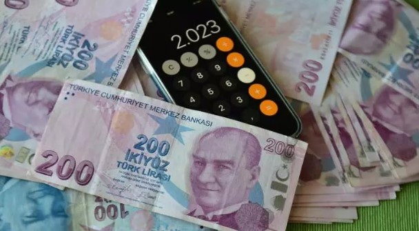 EYT'LİLER VE DİĞER EMEKLİLER İKRAMİYEDEN NASIL FAYDALANACAK?
Sabah gazetesinin haberine göre, zamlı bayram ikramiyesinden 31 Mart 2024 tarihine kadar emeklilik dilekçesi veren EYT'liler ile EYT düzenlemesi olmadan da emekliliğe hak kazanan diğer sigortalılar yararlanacak. Ancak, emeklilik dilekçesini 1 Nisan'dan sonra verenler bu yılki Ramazan Bayramı'nda ikramiye alamayacaklar. Emeklilik dilekçesini 1 Nisan-31 Mayıs tarihleri arasında veren EYT'liler ise Kurban Bayramı'nda zamlı ikramiyeden yararlanabilecekler.
