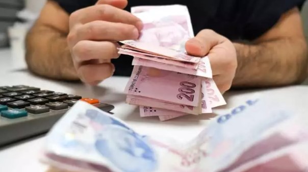 İŞ GÖREMEZLİK MAAŞI ALANLARA DA ÖDEME YAPILACAK
İş kazası ve meslek hastalığı dolayısıyla sürekli iş göremezlik geliri alanlara, sürekli iş göremezlik derecesi oranında bayram ikramiyesi ödeniyor. Meslekte kazanma gücü kayıp oranı yüzde 25 olanlara 750 lira, yüzde 45 olanlara ise 1.350 lira ikramiye ödenecek.
