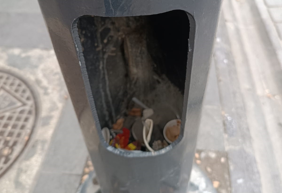 ELEKTRİK DİREKLERİ VE AĞAÇLAR ÇÖP KOVASI DEĞİL
Gaziantep’teki hem turistleri hem de vatandaşları son derece rahatsız eden bir durum gözler önüne seriliyor. Bazı vatandaşlar ağaç ve elektrik direklerindeki kovuklara ellerindeki çöpleri sıkıştırıyor. Görüntüler ise herkese büyük oranda rahatsızlık veriyor.
