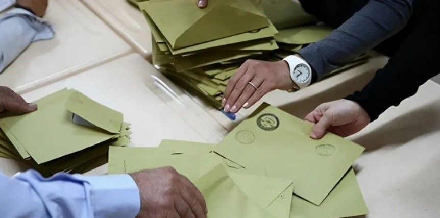 Araştırmada ayrıca, DEM Parti seçmeninin 41.6'sı, İYİ Parti seçmeninin yüzde 30,7'si kendi adaylarına oy vereceğini söyledi.