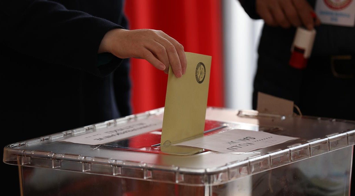 NEREDE OY KULLANILACAĞI SEÇMEN BİLGİ KAĞIDINDAN VEYA İNTERNETTEN ÖĞRENİLEBİLECEK

Seçmenler, nerede ve hangi sandıkta oy kullanacağını, YSK'nin internet sitesinden, e-Devlet kapısından, YSK'nin Seçmen Sorgulama Mobil Uygulamasından veya "444 9 975" numaralı YSK Çağrı Merkezi'nden kontrol edebilecek.
